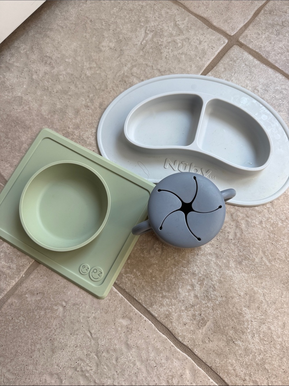 Nûby White Silicone Suction Plate + Green Silicone Bowl & Gray Snack Cup